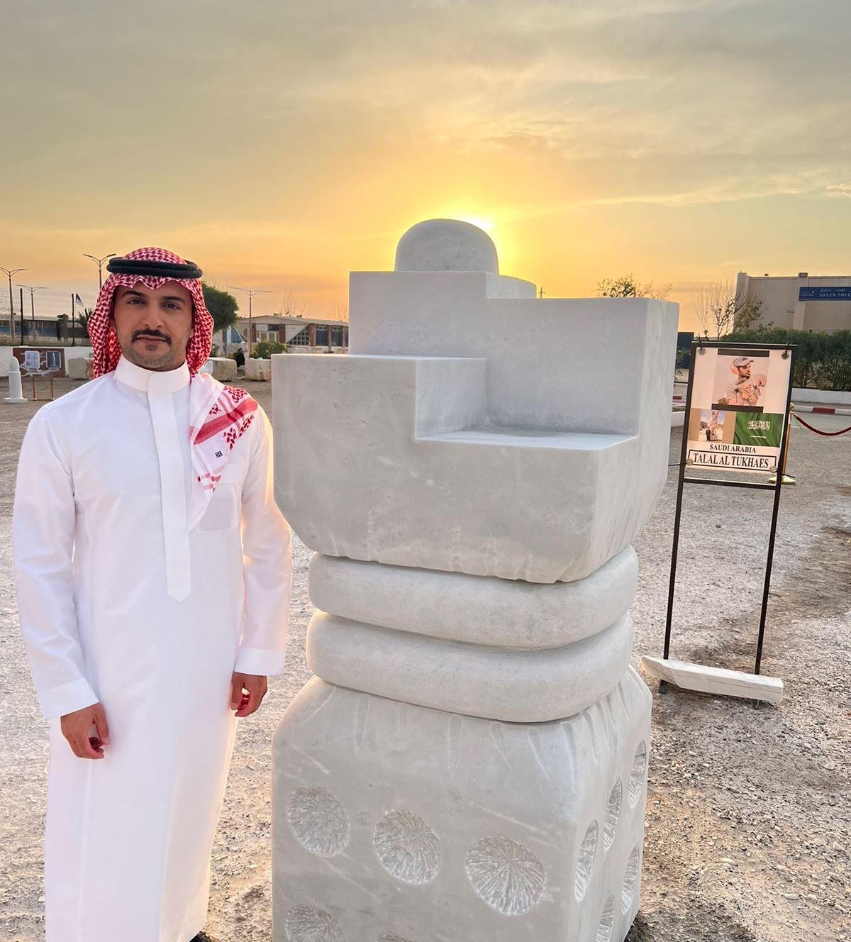 نقاط منقوشة في الذاكرة.. عنوان مشاركة السعودي طلال الطخيس بسمبوزيوم الجزائر الدولي للنحت